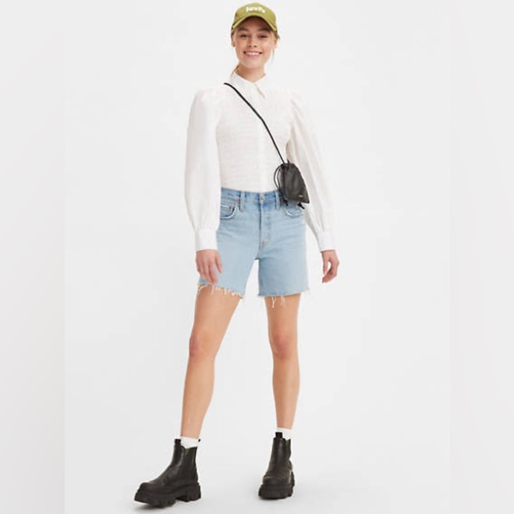Levi’s button fly raw hem 501 denim shorts, size 27